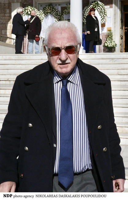 Ο Γιώργος Τσούκαλης στην κηδεία του Κώστα Χαρδαβέλλα