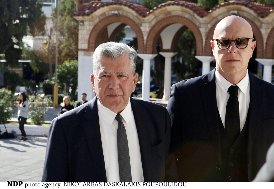 Ο Αλέξης Μητρόπουλος στην κηδεία του Κώστα Χαρδαβέλλα