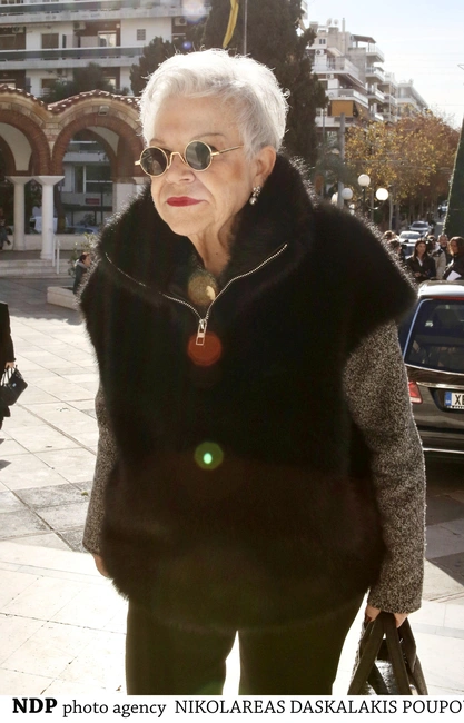 Η Τένια Μακρή στην κηδεία του Κώστα Χαρδαβέλλα