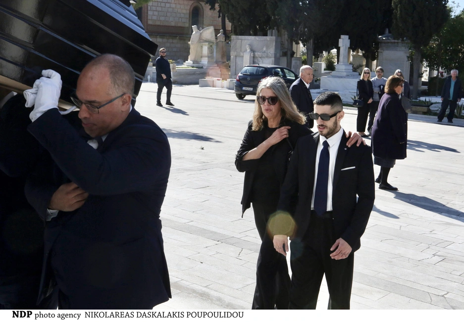 Ο Μάριος Κολλάτος στην κηδεία του πατέρα του, Δημήτρη