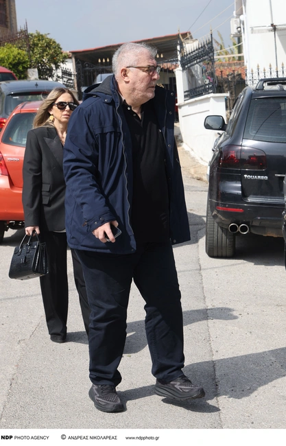 Ο Θανάσης Παπαθανασίου στην κηδεία της Καίτης Κωνσταντίνου