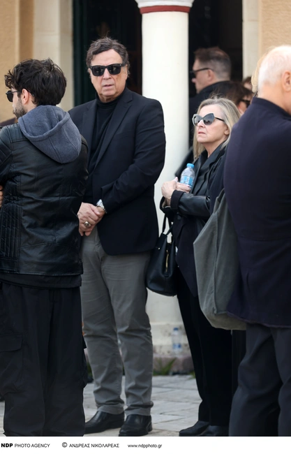 Ο Χάρης Ρώμας στην κηδεία της Καίτης Κωνσταντίνου