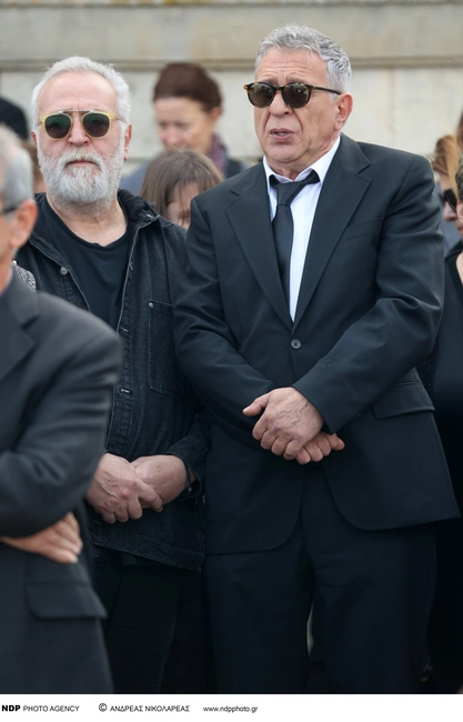 Ο Κώστας Κόκλας στην κηδεία της Καίτης Κωνσταντίνου