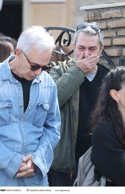 Αλέξανδρος Αντωνόπουλος και Χρήστος Χατζηπαναγιώτης στην κηδεία της Καίτης Κωνσταντίνου