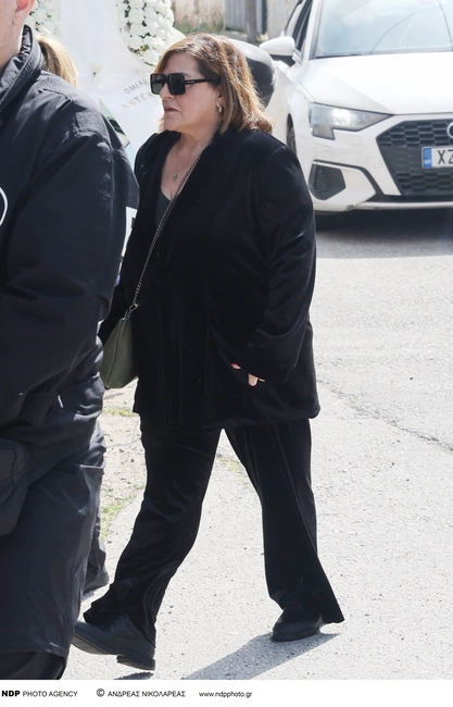 Η Βίκυ Σταυροπούλου στην κηδεία της Καίτης Κωνσταντίνου