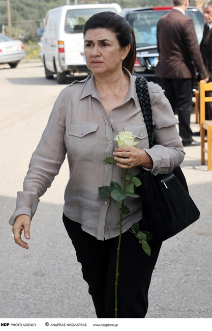 Η Άννα Κουρή στην κηδεία της Καίτης Κωνσταντίνου