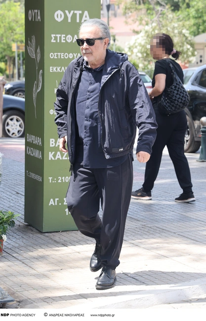 Ο Λάκης Λαζόπουλος στην κηδεία του Αχιλλέα Θεοφίλου
