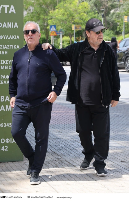 Ο Γιάννης Πάριος στην κηδεία του Αχιλλέα Θεοφίλου