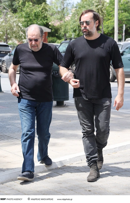 Θέμης Ανδρεάδης με τον γιό του στην κηδεία του Αχιλλέα Θεοφίλου
