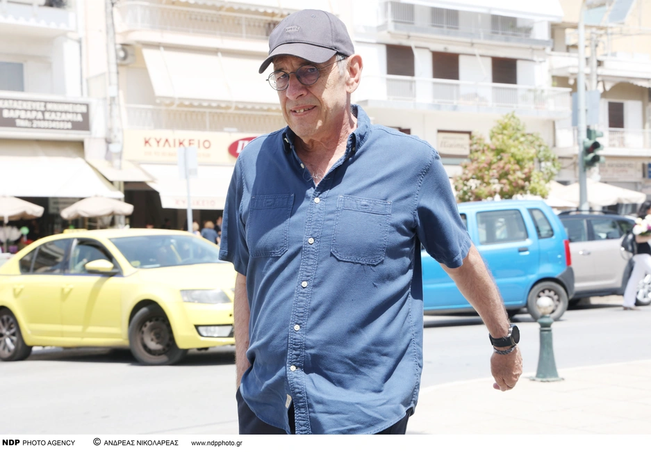 Ο Διονύσης Τσακνής στην κηδεία του Αχιλλέα Θεοφίλου