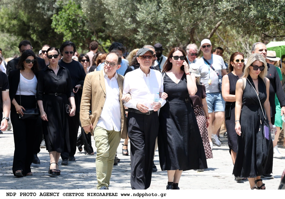 Βασίλης Παπαβασιλείου: Συγκίνηση στην κηδεία του σπουδαίου θεατράνθρωπου - Πλήθος επωνύμων στο τελευταίο αντίο
