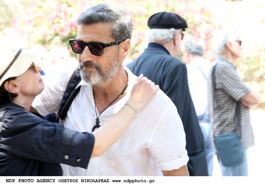 Βασίλης Παπαβασιλείου: Συγκίνηση στην κηδεία του σπουδαίου θεατράνθρωπου - Πλήθος επωνύμων στο τελευταίο αντίο