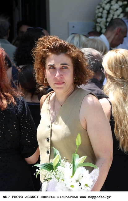 Βασίλης Παπαβασιλείου: Συγκίνηση στην κηδεία του σπουδαίου θεατράνθρωπου - Πλήθος επωνύμων στο τελευταίο αντίο