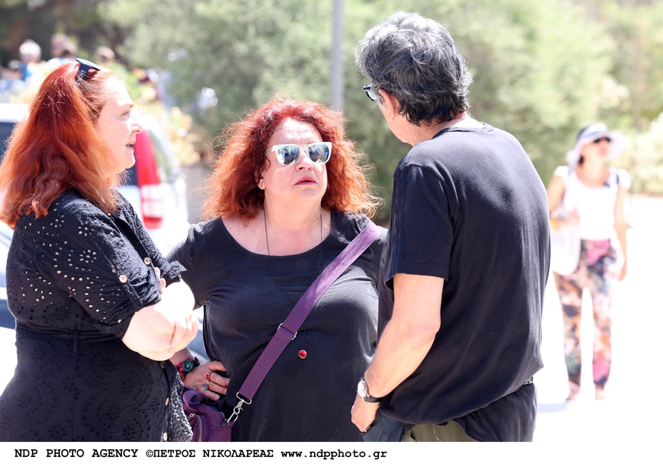 Βασίλης Παπαβασιλείου: Συγκίνηση στην κηδεία του σπουδαίου θεατράνθρωπου - Πλήθος επωνύμων στο τελευταίο αντίο