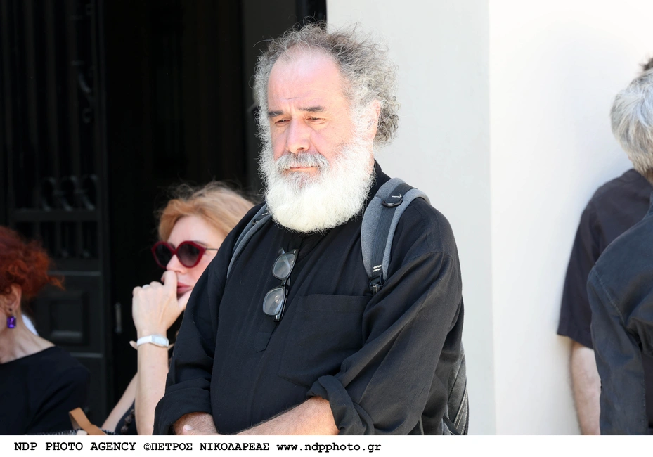 Βασίλης Παπαβασιλείου: Συγκίνηση στην κηδεία του σπουδαίου θεατράνθρωπου - Πλήθος επωνύμων στο τελευταίο αντίο