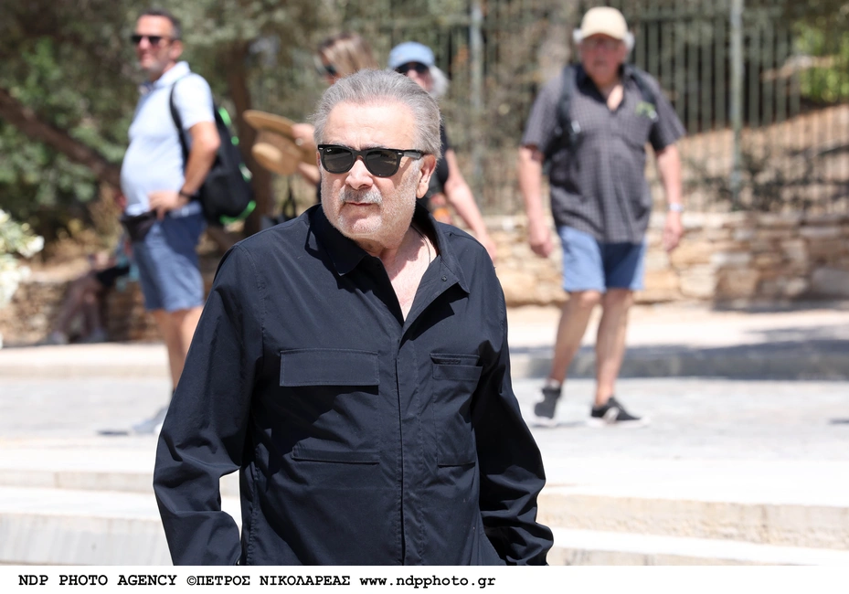 Βασίλης Παπαβασιλείου: Συγκίνηση στην κηδεία του σπουδαίου θεατράνθρωπου - Πλήθος επωνύμων στο τελευταίο αντίο