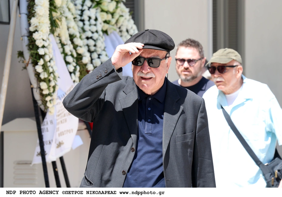 Βασίλης Παπαβασιλείου: Συγκίνηση στην κηδεία του σπουδαίου θεατράνθρωπου - Πλήθος επωνύμων στο τελευταίο αντίο