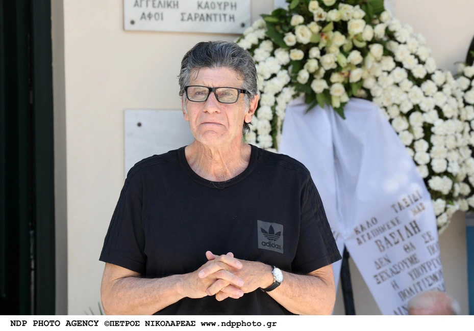 Βασίλης Παπαβασιλείου: Συγκίνηση στην κηδεία του σπουδαίου θεατράνθρωπου - Πλήθος επωνύμων στο τελευταίο αντίο