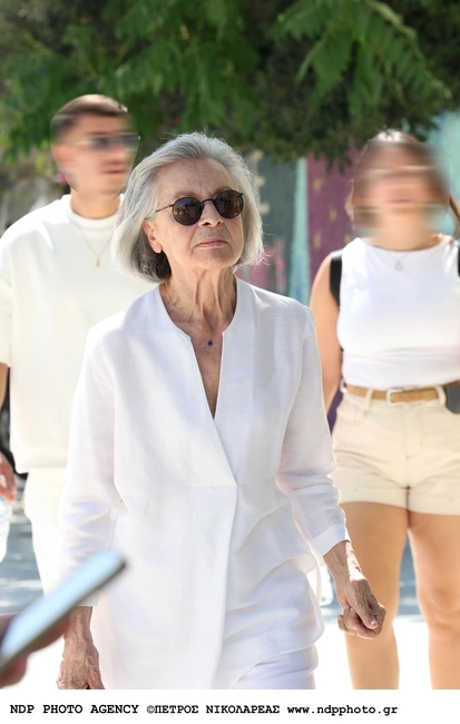 Βασίλης Παπαβασιλείου: Συγκίνηση στην κηδεία του σπουδαίου θεατράνθρωπου - Πλήθος επωνύμων στο τελευταίο αντίο