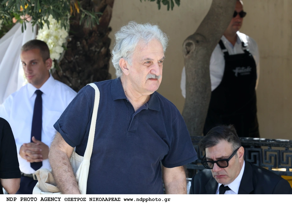 Βασίλης Παπαβασιλείου: Συγκίνηση στην κηδεία του σπουδαίου θεατράνθρωπου - Πλήθος επωνύμων στο τελευταίο αντίο