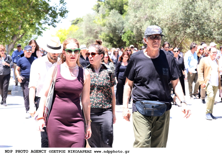 Βασίλης Παπαβασιλείου: Συγκίνηση στην κηδεία του σπουδαίου θεατράνθρωπου - Πλήθος επωνύμων στο τελευταίο αντίο