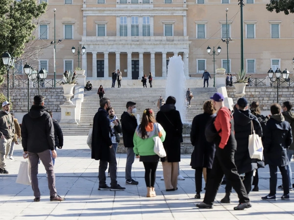 Κόσμος περπατάει στο Σύνταγμα