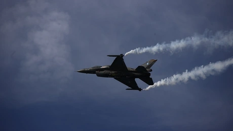 28η Οκτωβρίου αεροπορική επίδειξη από αεροσκάφος