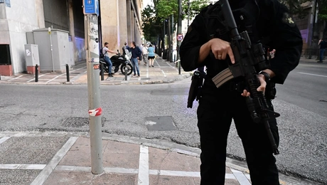 Ένοπλος αστυνομικός συνοδεύει τη Μακάμπι
