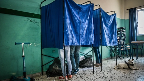 Πολίτες ψηφίζουν στις εκλογές