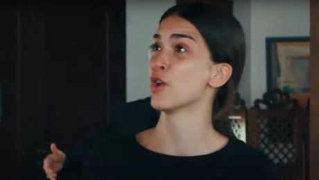 Η Γη της Ελιάς: Η Μαρίνα σε σκηνή της σειράς