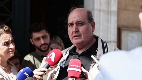 Ο Νίκος Φίλης στο περιστύλιο της Βουλής