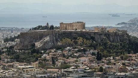Η Ακρόπολη με φόντο τον Πειραιά