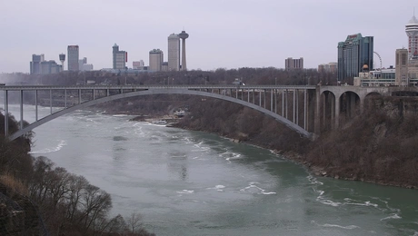 Γέφυρα που συνδέει ΗΠΑ και Καναδά