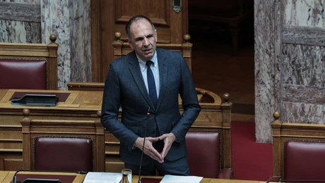 Ο Γιώργος Γεραπετρίτης απαντά σε επίκαιρες ερωτήσεις στη Βουλή