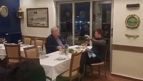 Στέφανος Κασσελάκης και Νίκος Κοτζιάς γευμάτισαν σε ταβέρνα στον Πειραιά