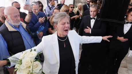 Το ζεϊμπέκικο της Λίλιαν Φωκά στην κηδεία του Σπύρου Φωκά