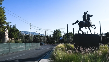 Το άγαλμα του Μεγάλου Αλεξάνδρου στη συμβολή Αμαλίας και Όλγας.