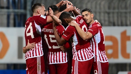 Παίκτες του Ολυμπιακού πανηγυρίζουν