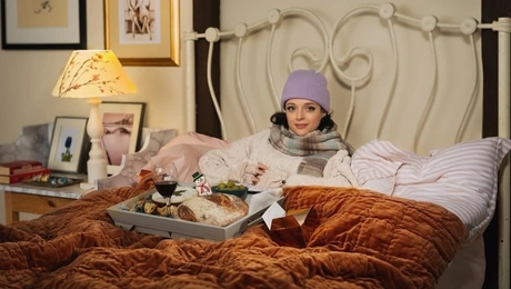Η Miffy Englefield αναπαριστά σκηνή από το «The Holiday»