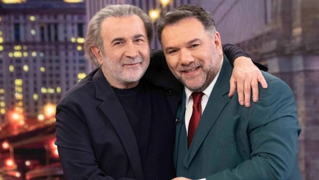 Ο Λάκης Λαζόπουλος με τον Γρηγόρη Αρναούτογλου στο «The 2Night Show»