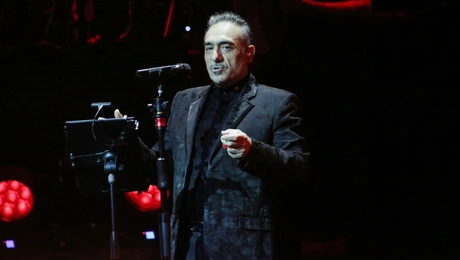 Ο Νότης Σφακιανάκης τραγουδά σε νυχτερινό κέντρο