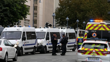 Περιπολικά και ασθενοφόρα στο Παρίσι