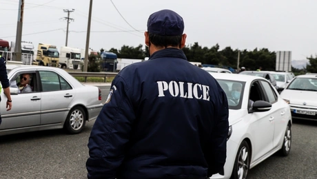Αστυνομικός κάνει ελέγχους σε διόδια
