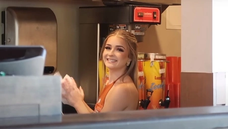 Η Sav στο πόστο της στα Hooters