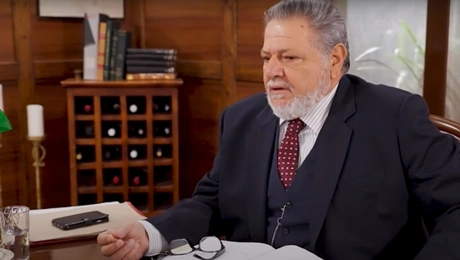 Η Γη της Ελιάς - Ο Λυκούργος σε σκηνή της σειράς
