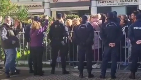 Συγκεντρωμένοι έξω από το Δικαστικό Μέγαρο Μεσολογγίου, όπου απολογείται ο κρεοπώλης
