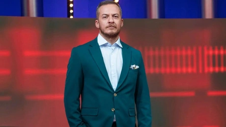 Ο Πάνος Δημάκης στο πλατό του «The Chase»