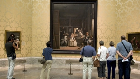 Επισκέπτες μπροστά από το Las Meninas