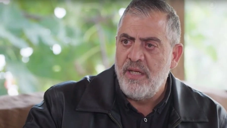 Η Γη της Ελιάς: Ο Δημοσθένης σε σκηνή της σειράς