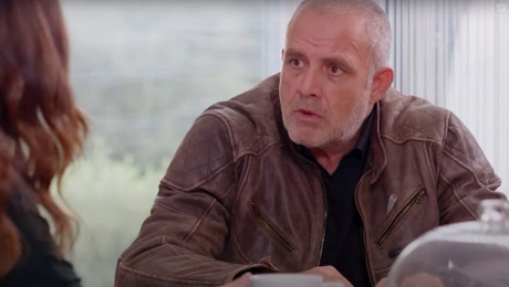 Η Γη της Ελιάς: Ο Στάθης σε σκηνή της σειράς